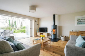 Luxury retreat with hot tub & wood burner - Mylor